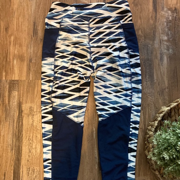 Athletic Collection White and Blue Pattern Active Leggings with Pockets - Picture 5 of 6